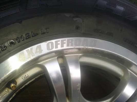 แม็กอ๊อฟโรดเดิมๆไม่มีซ่อมพร้อมยาง255 70 ขอบ15 ปี12 ไม่บวม