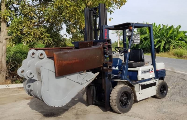 ขายด่วนรถยกKOMATSU FG25-11 ยกได้2.5ตันยกสูง3เมตรใส่ตัวหนีบมารถนอกเพิ่งนำเข้ามายังไม่เคยใช้งานในเมืองไทยเลย