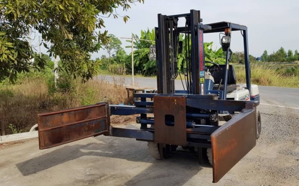 ขายด่วนรถยกKOMATSU FG25-11 ยกได้2.5ตันยกสูง3เมตรใส่ตัวหนีบมารถนอกเพิ่งนำเข้ามายังไม่เคยใช้งานในเมืองไทยเลย