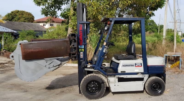 ขายด่วนรถยกKOMATSU FG25-11 ยกได้2.5ตันยกสูง3เมตรใส่ตัวหนีบมารถนอกเพิ่งนำเข้ามายังไม่เคยใช้งานในเมืองไทยเลย