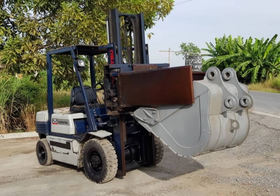 ขายด่วนรถยกKOMATSU FG25-11 ยกได้2.5ตันยกสูง3เมตรใส่ตัวหนีบมารถนอกเพิ่งนำเข้ามายังไม่เคยใช้งานในเมืองไทยเลย