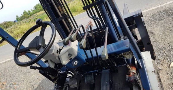 ขายด่วนรถยกKOMATSU FG25-11 ยกได้2.5ตันยกสูง3เมตรใส่ตัวหนีบมารถนอกเพิ่งนำเข้ามายังไม่เคยใช้งานในเมืองไทยเลย