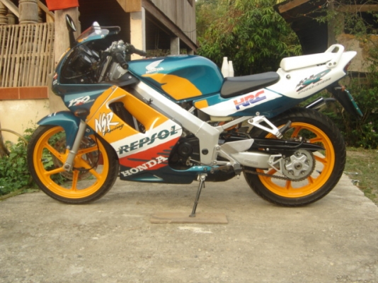 NSR 150 SP  PROARM มี 4 คัน สวยมาก สีเขียวส้ม  และสีแดง ทำสีใหม่ทั้งคัน ราคา 35000 บาท มี 1 คัน และ อีกคัน ราคา 37000 บาท อีกคัน 39000 อีกคัน 45000 สนใจ ติดต่อ 0808051985 คุณ เจ สีลม ซอย 10 กทม ตรงข้าม ธนาคาร กรุงเทพ สำนักงานใหญ่ สีลม กทม และ ที่อยู่ที่ ล