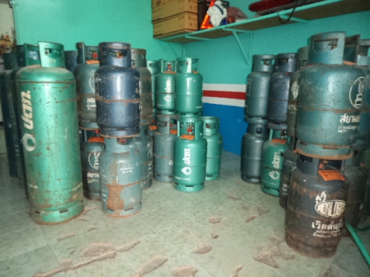 ขายถังแก๊สหุงต้มราคาถูกๆๆๆ ขนาด15ก.ก1350บาท มีถังยี่ห้อ .ยูนิค.เวิลดิ์.สยามแก๊ส  สภาพดีราคาถูกๆๆเอาไปพร้อมแลกเปลียนใช้งานได้เลยคับ