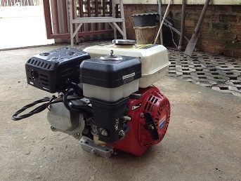 เครื่องเรือ 5.5 hp พร้อมแท่นวางและหาง