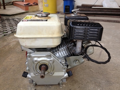 เครื่องเรือ 5.5 hp พร้อมแท่นวางและหาง