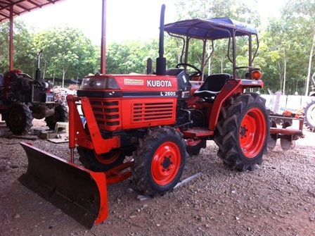 ขายรถไถ Kubota L 2605 4WD พร้อมดันหน้าและผานพรวน ขายรถไถ Kubota L 2605 4WD พร้อมดันหน้าและผานพรวน