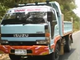 ISUZU ROCKY NRR 195 HP 6HE1 หกล้อดั๊มพ์ เครื่องแรงดีไม่มีเยิ้ม หัวเก๋งคอนโซลสวยครบ แอร์เย็น พวงมาลัยเพาเวอร์ ช่วงล่างคัชซีสวย ยาง 8.25 ขอบ 16 สภาพดี 70\% พร้อมบรรทุกพร้อมใช้งาน เอกสารทะเบียนครบพร้อมโอน ราคาต่อรองได้ครับ