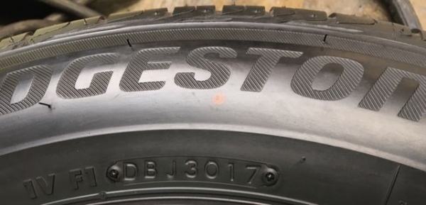 ยางป้ายแดง Bridgestone 215-60-16 ปี 17