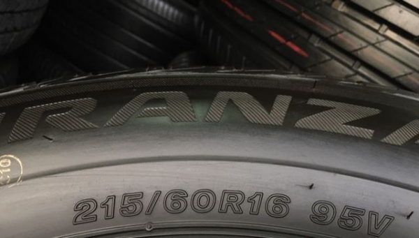 ยางป้ายแดง Bridgestone 215-60-16 ปี 17