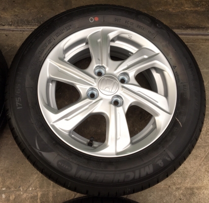 แม็กป้ายแดง Honda Brio Amaze พร้อมยางMichelin 175-65-14 ปี17