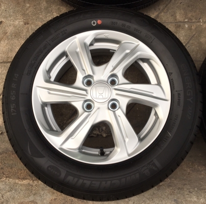 แม็กป้ายแดง Honda Brio Amaze พร้อมยางMichelin 175-65-14 ปี17