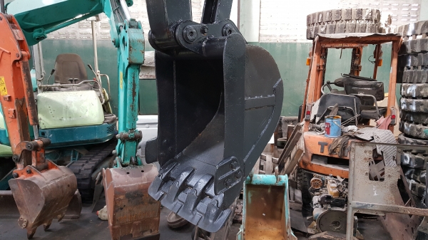 ขาย รถขุด KOMATSU รุ่น PC30FR  มือสองญี่ปุ่น แทรกยางสวย สลัก บูทเอวแน่น 100\% สวยพร้อมใช้งาน มือถือ 0818753444