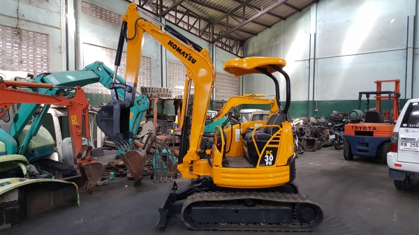 ขาย รถขุด KOMATSU รุ่น PC30FR  มือสองญี่ปุ่น แทรกยางสวย สลัก บูทเอวแน่น 100\% สวยพร้อมใช้งาน มือถือ 0818753444
