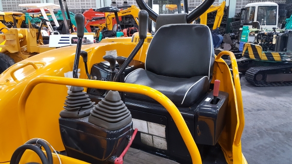 ขาย รถขุด KOMATSU รุ่น PC30FR  มือสองญี่ปุ่น แทรกยางสวย สลัก บูทเอวแน่น 100\% สวยพร้อมใช้งาน มือถือ 0818753444