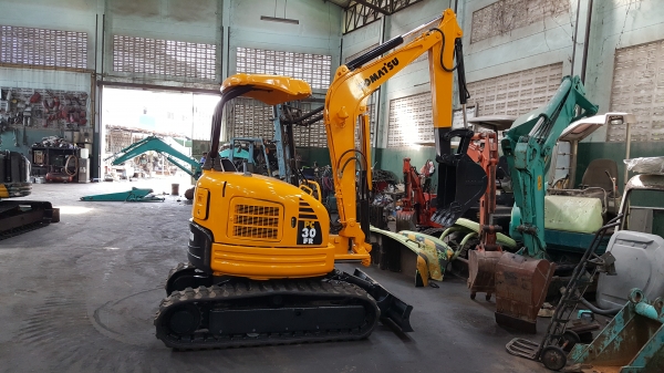 ขาย รถขุด KOMATSU รุ่น PC30FR  มือสองญี่ปุ่น แทรกยางสวย สลัก บูทเอวแน่น 100\% สวยพร้อมใช้งาน มือถือ 0818753444