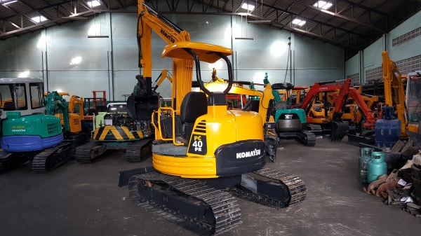 ขาย รถขุด KOMATSU รุ่น PC40FR  มือสองญี่ปุ่น แทรกเหล็ก สลัก บูทเอวแน่น 100\% มีไลน์กระแทก เอวแน่น สวยพร้อมใช้งาน มือถือ 0818753444