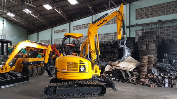 ขาย รถขุด KOMATSU รุ่น PC40FR  มือสองญี่ปุ่น แทรกเหล็ก สลัก บูทเอวแน่น 100\% มีไลน์กระแทก เอวแน่น สวยพร้อมใช้งาน มือถือ 0818753444