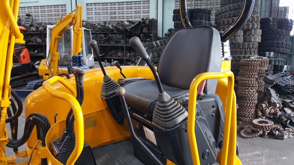 ขาย รถขุด KOMATSU รุ่น PC40FR  มือสองญี่ปุ่น แทรกเหล็ก สลัก บูทเอวแน่น 100\% มีไลน์กระแทก เอวแน่น สวยพร้อมใช้งาน มือถือ 0818753444