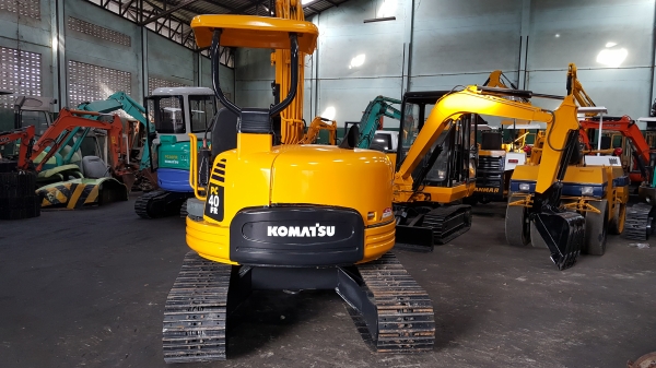 ขาย รถขุด KOMATSU รุ่น PC40FR  มือสองญี่ปุ่น แทรกเหล็ก สลัก บูทเอวแน่น 100\% มีไลน์กระแทก เอวแน่น สวยพร้อมใช้งาน มือถือ 0818753444