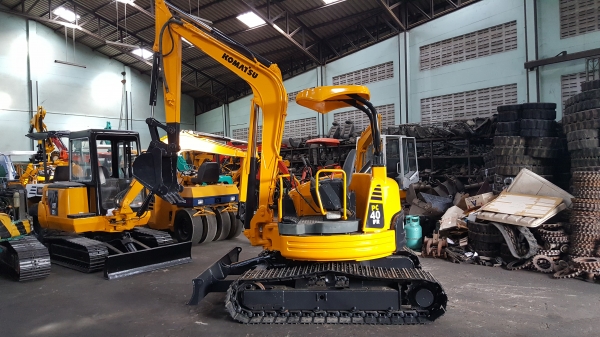 ขาย รถขุด KOMATSU รุ่น PC40FR  มือสองญี่ปุ่น แทรกเหล็ก สลัก บูทเอวแน่น 100\% มีไลน์กระแทก เอวแน่น สวยพร้อมใช้งาน มือถือ 0818753444