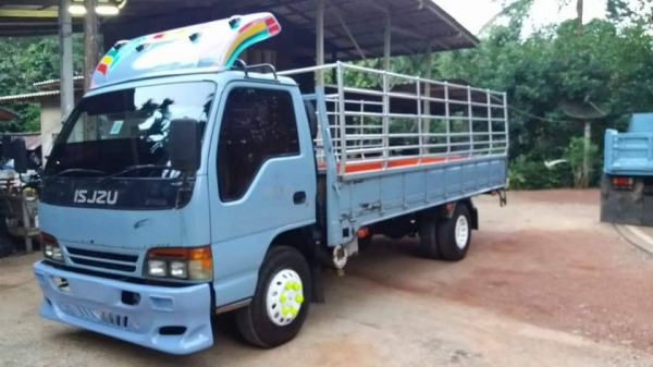 ISUZU NPR 120แรงม้า ปี40 เครื่องดี ฝาขาว คัทซีสวย ยาว5ม. เล่มพร้อม ราคาต่อรองได้ สภาพสวย พร้อมใช้งาน ติดต่อ 0872976734