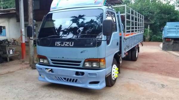 ISUZU NPR 120แรงม้า ปี40 เครื่องดี ฝาขาว คัทซีสวย ยาว5ม. เล่มพร้อม ราคาต่อรองได้ สภาพสวย พร้อมใช้งาน ติดต่อ 0872976734