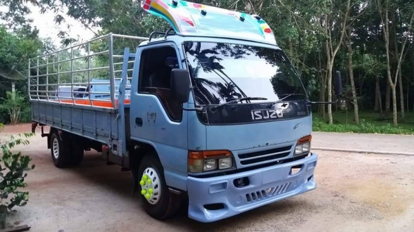 ISUZU NPR 120แรงม้า ปี40 เครื่องดี ฝาขาว คัทซีสวย ยาว5ม. เล่มพร้อม ราคาต่อรองได้ สภาพสวย พร้อมใช้งาน ติดต่อ 0872976734