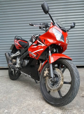 ขออนุญาตขาย HONDA CBR 150R รุ่น TOP ล้อแม็กแท้ศูนย์ สตาร์ทมือ ลายไฟ เรือนไมล์สีเหลือง ฟรีค่าโอน