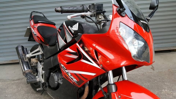 ขออนุญาตขาย HONDA CBR 150R รุ่น TOP ล้อแม็กแท้ศูนย์ สตาร์ทมือ ลายไฟ เรือนไมล์สีเหลือง ฟรีค่าโอน ขออนุญาตขาย HONDA CBR 150R รุ่น TOP ล้อแม็กแท้ศูนย์ สตาร์ทมือ ลายไฟ เรือนไมล์สีเหลือง ฟรีค่าโอน