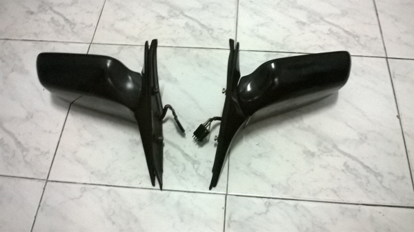 ขายกระจกมองข้าง bmw e30 สภาพok  ราคา1000 โทร0924462525โส กทม