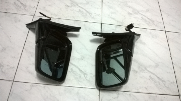 ขายกระจกมองข้าง bmw e30 สภาพok  ราคา1000 โทร0924462525โส กทม