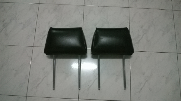 ขายหัวเบาะเดิมBMW e30 หนังดำ  สภาพสวย คู่ละ900บาท มีแบบหนังเรียบ กับหนังรู โทร0924462525โส