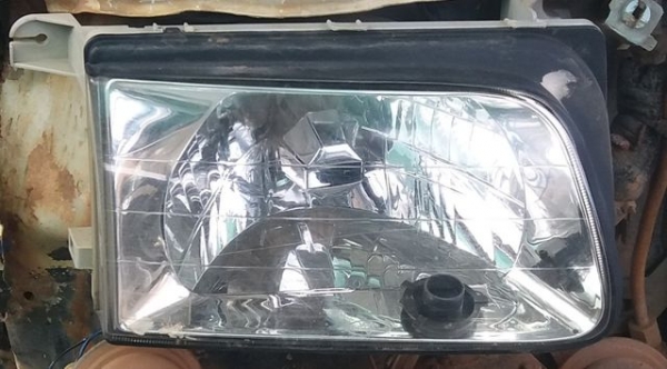 ไฟหน้าอีซูซุดราก้อนอายข้างขวา