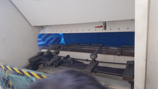 เครื่องพับโลหะ 8 มิล6ฟุตไม่มีใบ 90,000 บาท เครื่องพับโลหะ 8 มิล6ฟุตไม่มีใบ 90,000 บาท