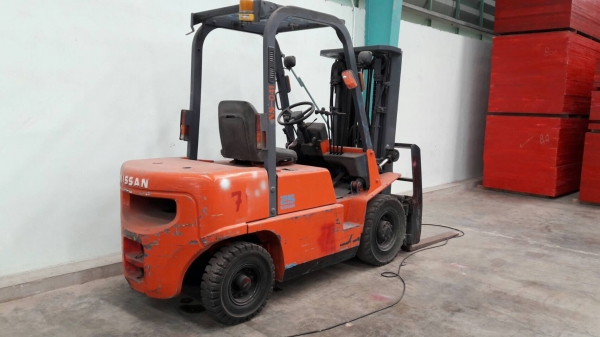 รถยกนิสสัน 2.5 ตัน เครื่องดีเซล เกียร์ออโต้ เสาสูง 4.75 เมตร ฟูลฟรีเข้าตู้ แผงงาสไลด์