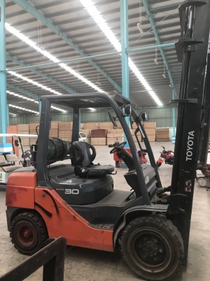 รถยกโตโยต้ารุ่น 8 นำ้หนักยก 3 ตัน เสาสูง 5 เมตร เครื่องเบนซินติดแก็ส เกียร์ออโต้