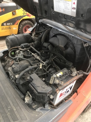 รถยกโตโยต้ารุ่น 8 นำ้หนักยก 3 ตัน เสาสูง 5 เมตร เครื่องเบนซินติดแก็ส เกียร์ออโต้