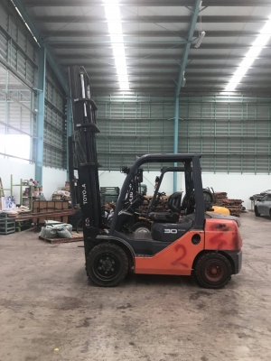 รถยกโตโยต้ารุ่น 8 นำ้หนักยก 3 ตัน เสาสูง 5 เมตร เครื่องเบนซินติดแก็ส เกียร์ออโต้