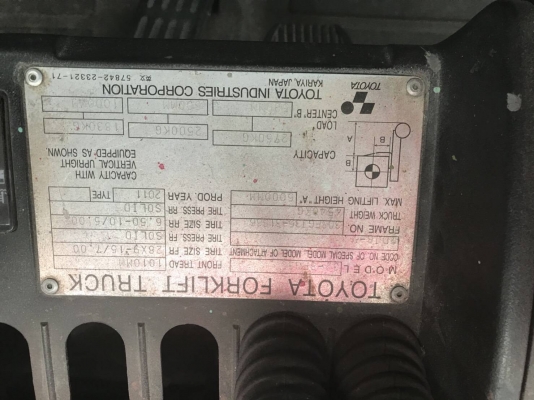 รถยกโตโยต้ารุ่น 8 นำ้หนักยก 3 ตัน เสาสูง 5 เมตร เครื่องเบนซินติดแก็ส เกียร์ออโต้