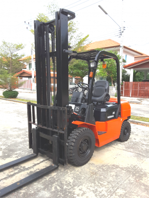 ขายฟอร์คลิฟท์ขนาด 2.5 ตันเสายกสูง 4 เมตร เกียร์ออโต้ สนใจ 0813535948