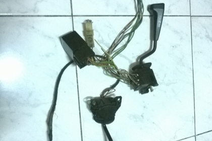 ขายก้านไฟเลี้ยว กับ ก้านปัดน้ำฝน e30 สภาพokไม่แตกหัก สายไฟครบ 1คู่ ราคา1500 โทร0924462525โส กทม