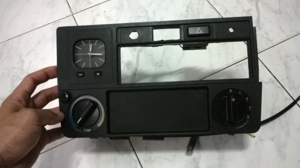 ขายชุดแผงหน้าปัดแอร์ e30 อุปกรณ์ครบตามรูป สภาพกรอบไม่มีแตกหัก สิ่งทีใช้ไม่ใด้ นาฬิกา ตัวปรับนำยาแอร์ ราคา1000 โทร0924462525โส กทม