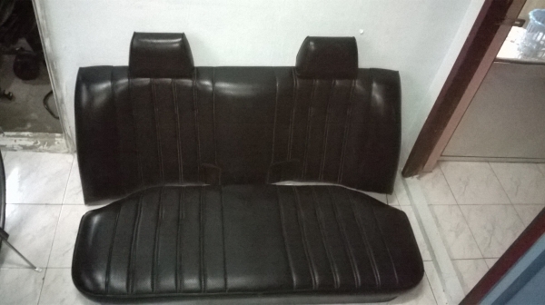 ขายเบาะหลัง หนังรู bmw e30 4ประตู  จำนวน1ชุด สภาพสวย หนังไม่มีขาด  ราคา2800บาท โทร0924462525โส กทม