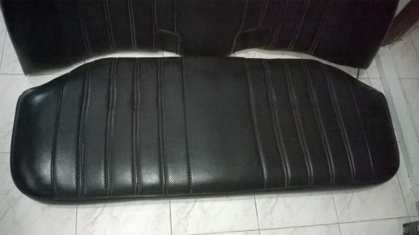 ขายเบาะหลัง หนังรู bmw e30 4ประตู  จำนวน1ชุด สภาพสวย หนังไม่มีขาด  ราคา2800บาท โทร0924462525โส กทม