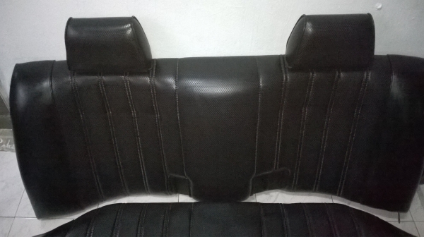 ขายเบาะหลัง หนังรู bmw e30 4ประตู  จำนวน1ชุด สภาพสวย หนังไม่มีขาด  ราคา2800บาท โทร0924462525โส กทม