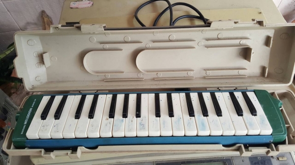 บริจาคครับ " เก้าอี้ ไวท์บอร์ด เมโลดี้ เครื่องเสียง " ให้เด็กยากไร้ (  มีหลายชิ้นให้รวมเลย)