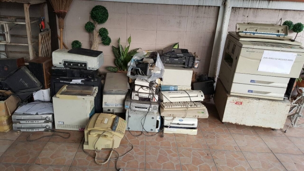 บริจาคครับ " เก้าอี้ ไวท์บอร์ด เมโลดี้ เครื่องเสียง " ให้เด็กยากไร้ (  มีหลายชิ้นให้รวมเลย)