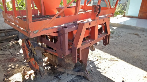 ขายเครื่องปลูกอ้อยร่องคู่ของกลกิจ ร่องห่าง40CM