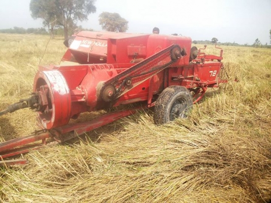 ขายตามสภาพ เครื่องอัดฟางนิ้วฮอนแลน รุ่น 78 พร้อมอัดฟาง